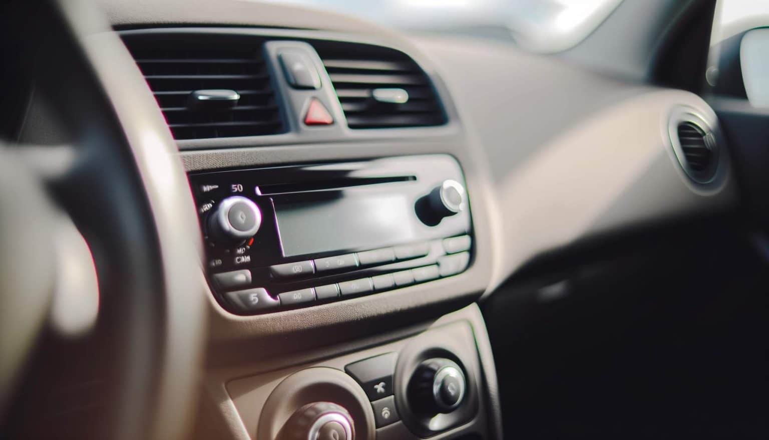 Astuces pour retrouver le code autoradio Renault sans carte